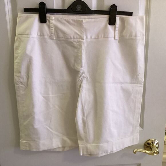 EUC. Doncaster Brand Women’s Size 16 Stretch Dress Shorts With Cuffs - Picture 1 of 9